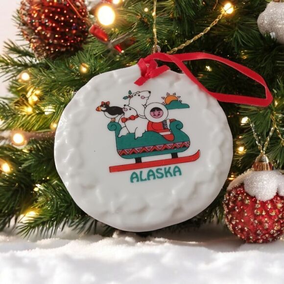 Vintage ALASKA Ceramic Ornament Christmas Eskimo Polar Bear Seal Sled Round 90s. - Picture 11 of 12